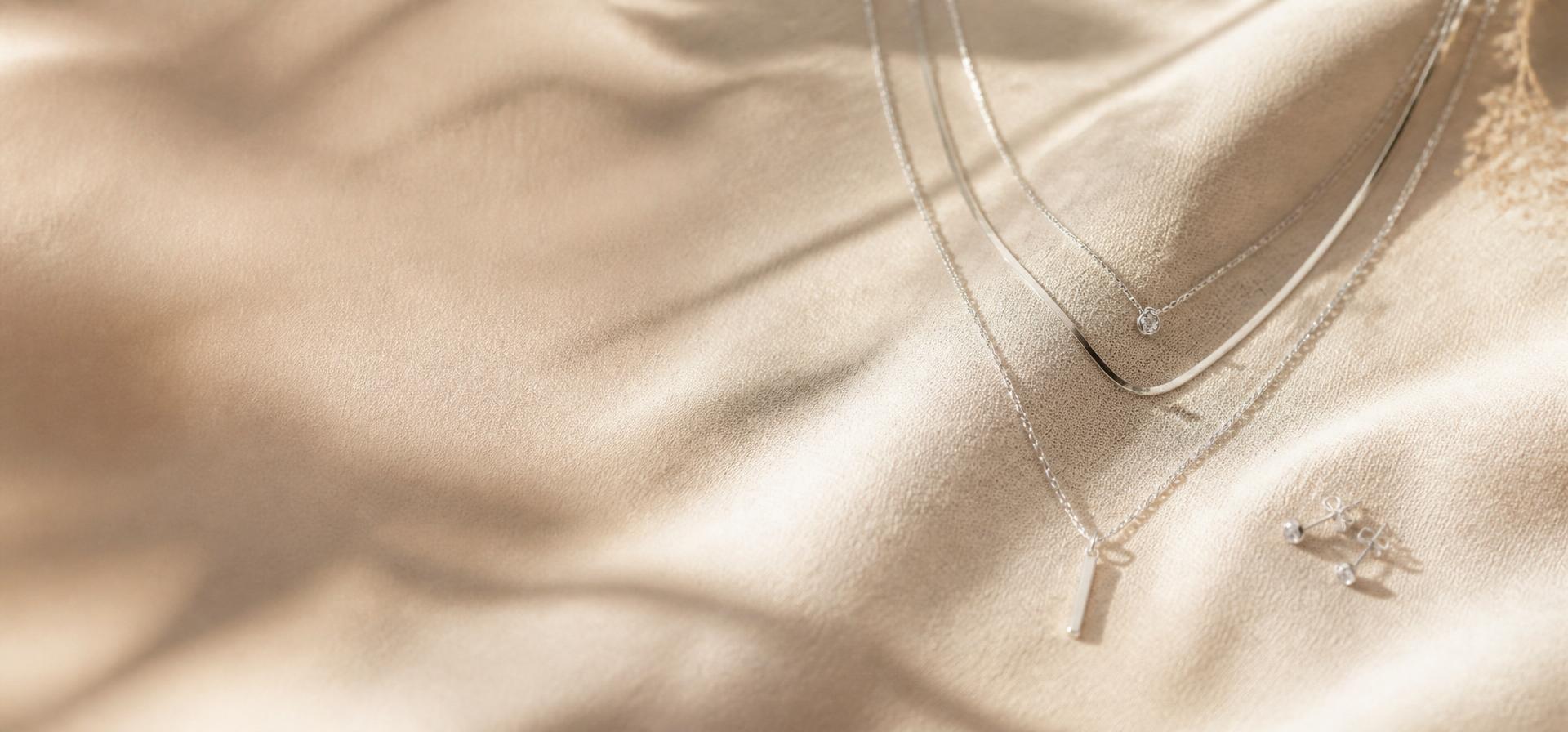 Necklaces & light sets, for every day.